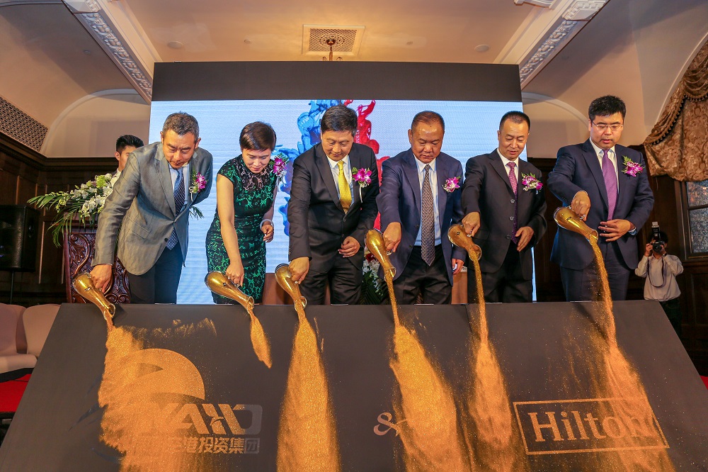 1.签约各方代表上台庆祝签约成功1.jpg 1.签约各方代表上台庆祝签约成功1.jpg