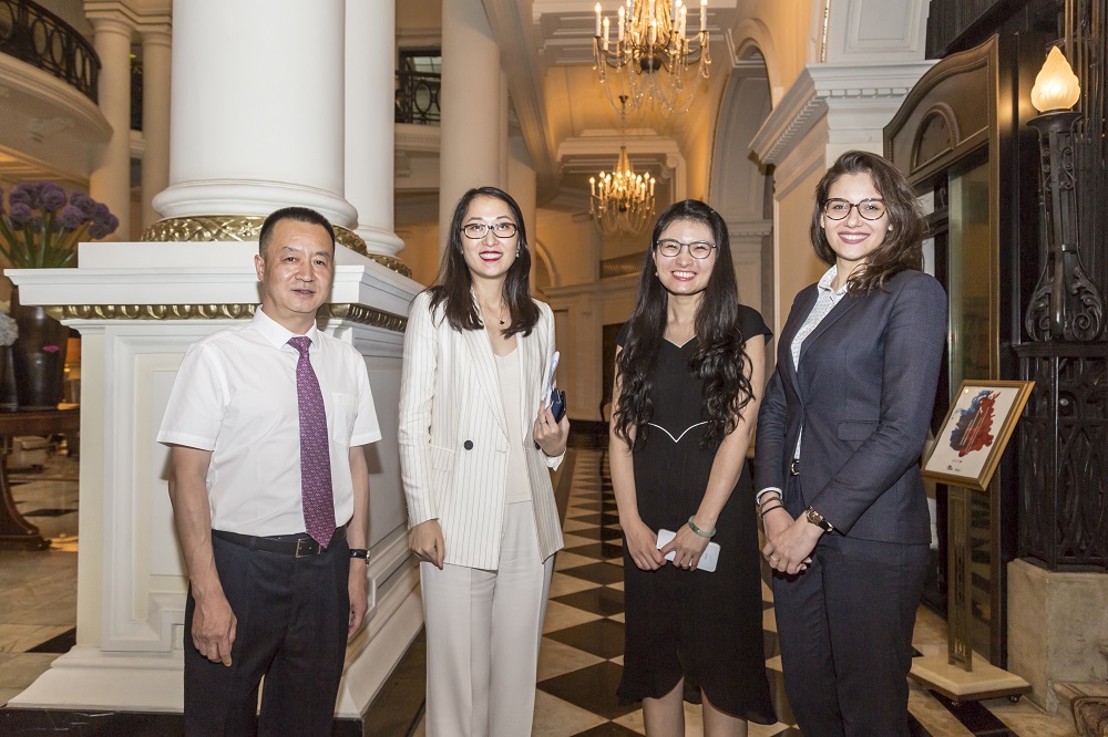 4.参加签约仪式的www.dafa888.com投资集团领导与仪式组织筹办方盛联国际相关负责人合影.jpg 4.参加签约仪式的www.dafa888.com投资集团领导与仪式组织筹办方盛联国际相关负责人合影.jpg